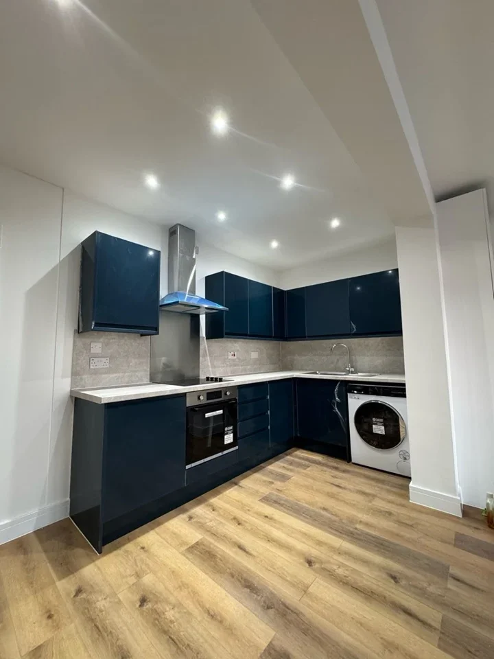 Flat Bowes Road in Greater London