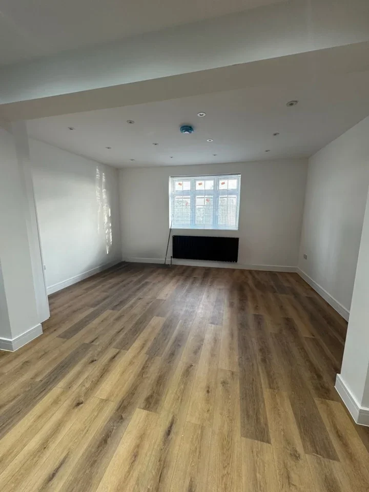 Flat Bowes Road in Greater London