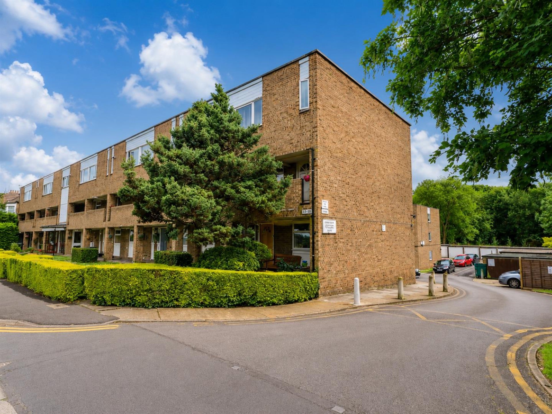 House Chingford Avenue in Greater London