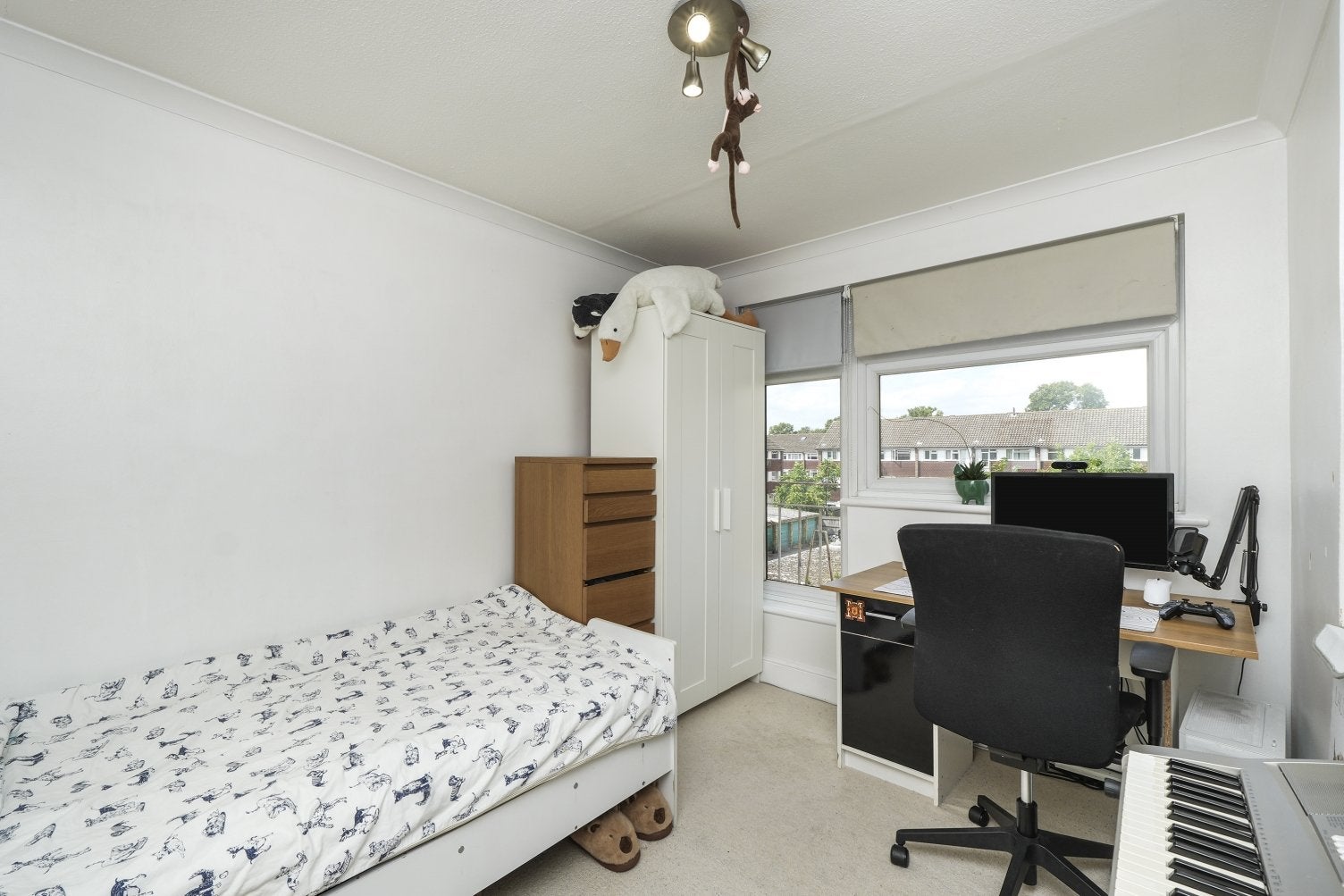 Flat Rose Way in Greater London