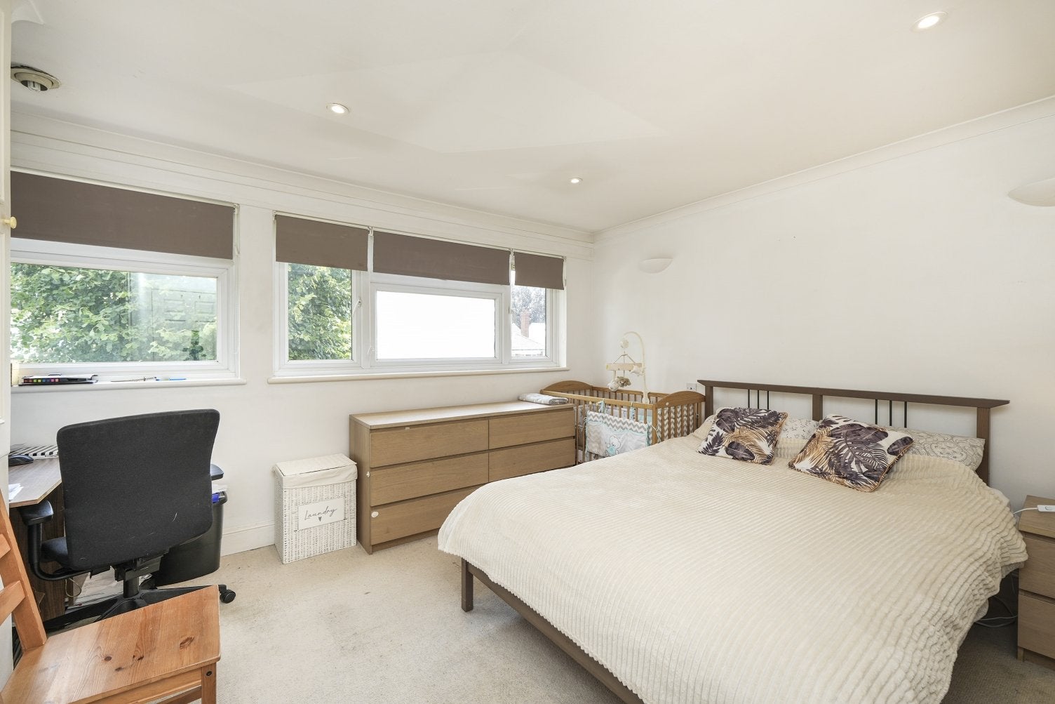 Flat Rose Way in Greater London