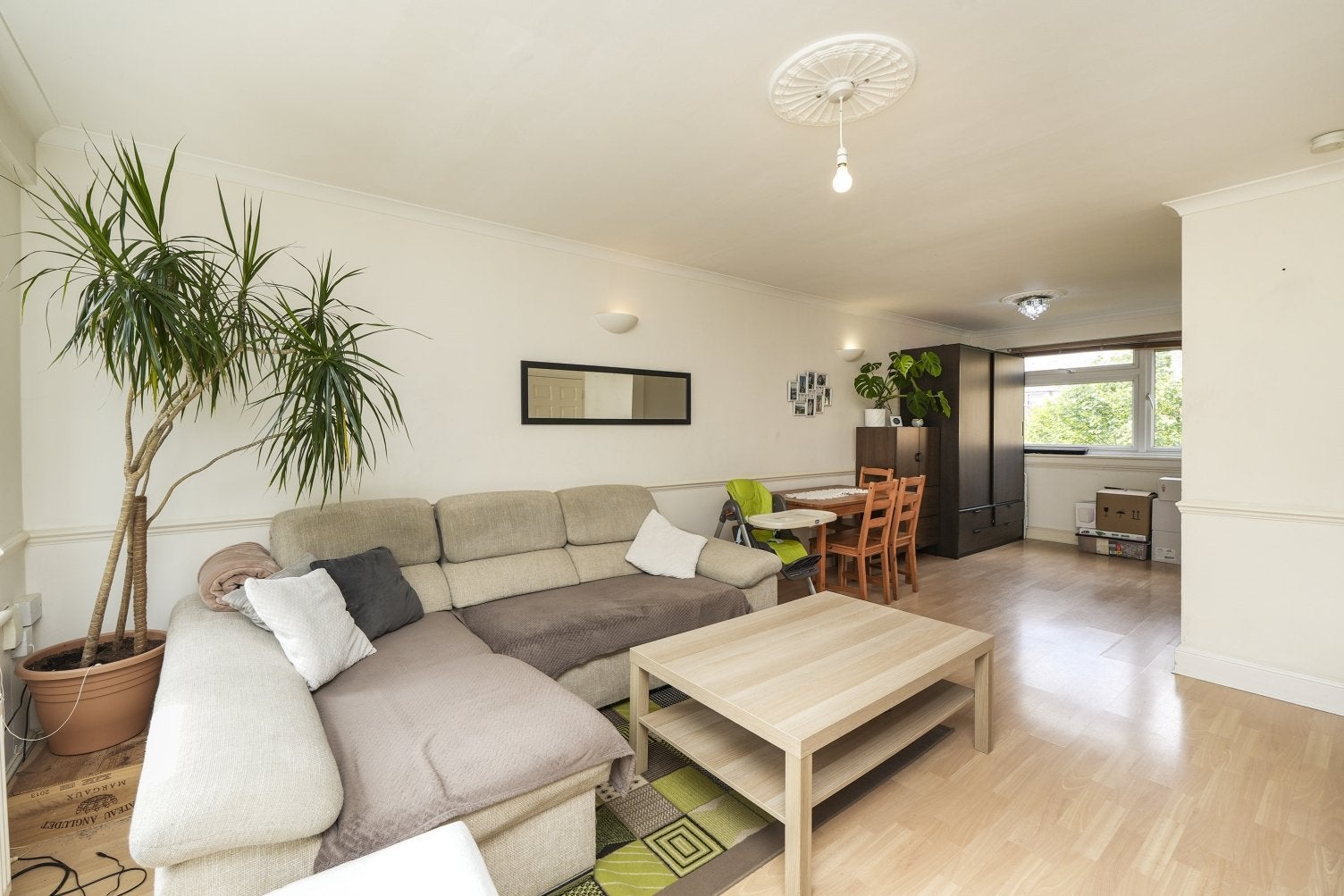 Flat Rose Way in Greater London