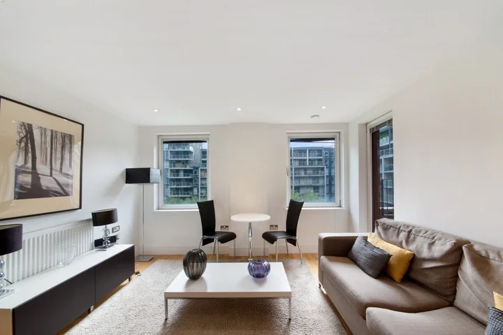 Flat Lincoln Plaza in Greater London