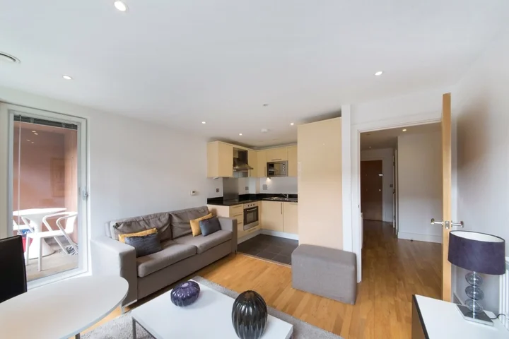 Flat Lincoln Plaza in Greater London