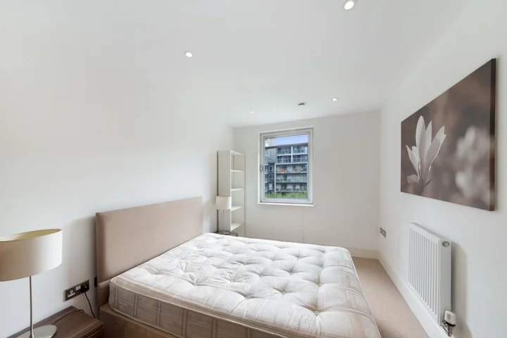 Flat Lincoln Plaza in Greater London