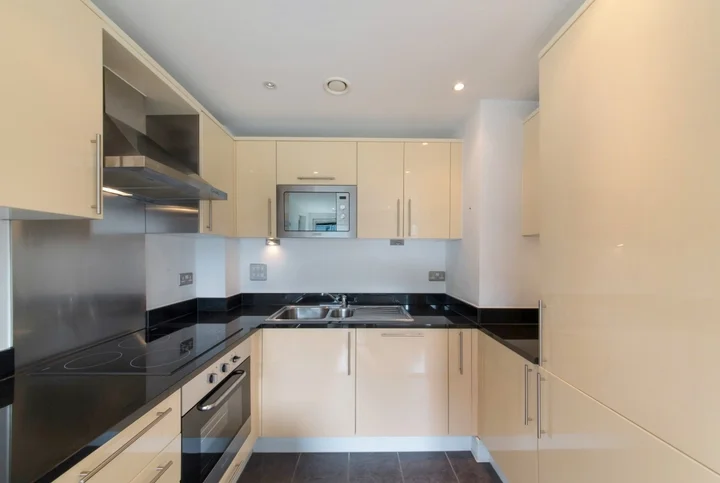 Flat Lincoln Plaza in Greater London