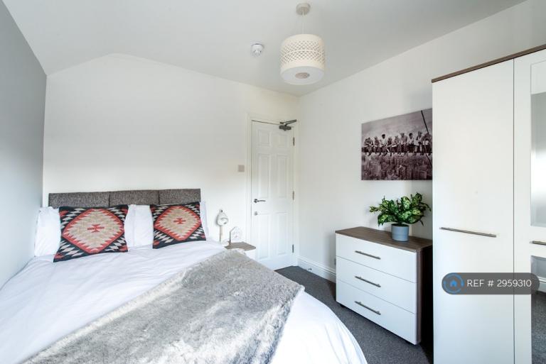 Room Chalkwell Road in Borough of Swale