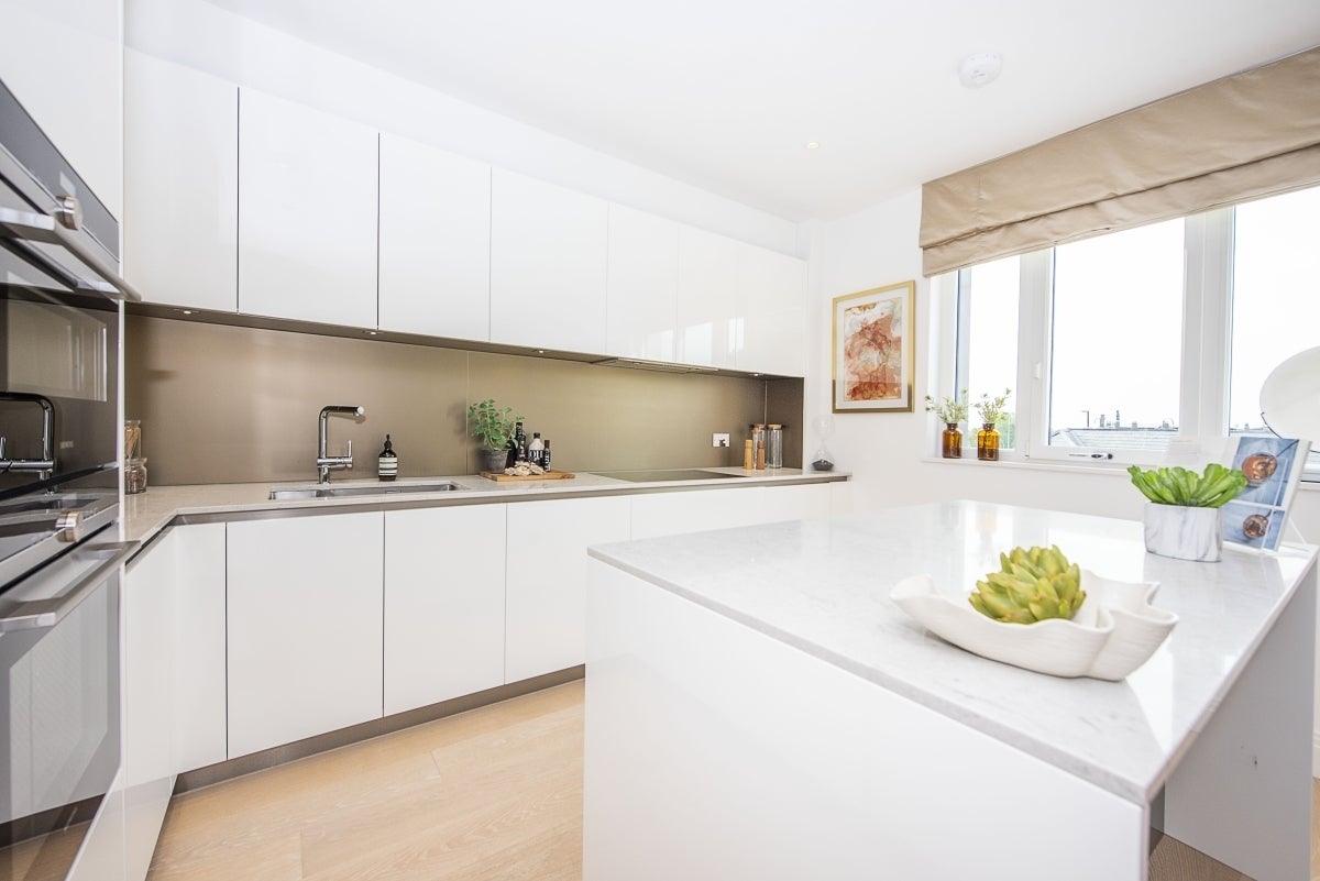 Flat Broom Road in Greater London