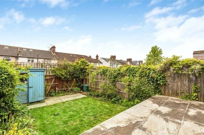 Room Melrose Avenue in Greater London