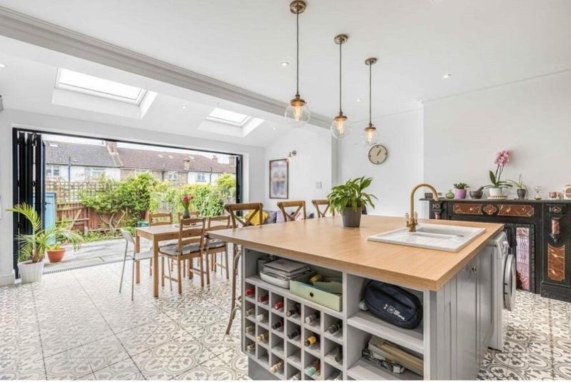 Room Melrose Avenue in Greater London