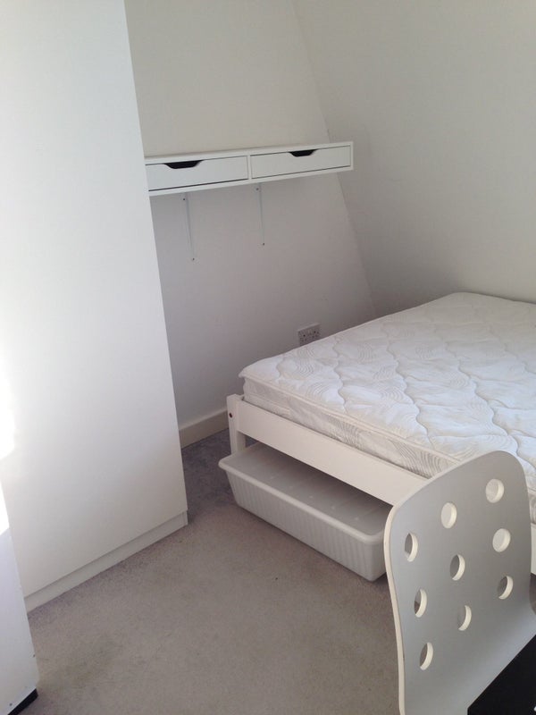Room Falcon Road in Greater London