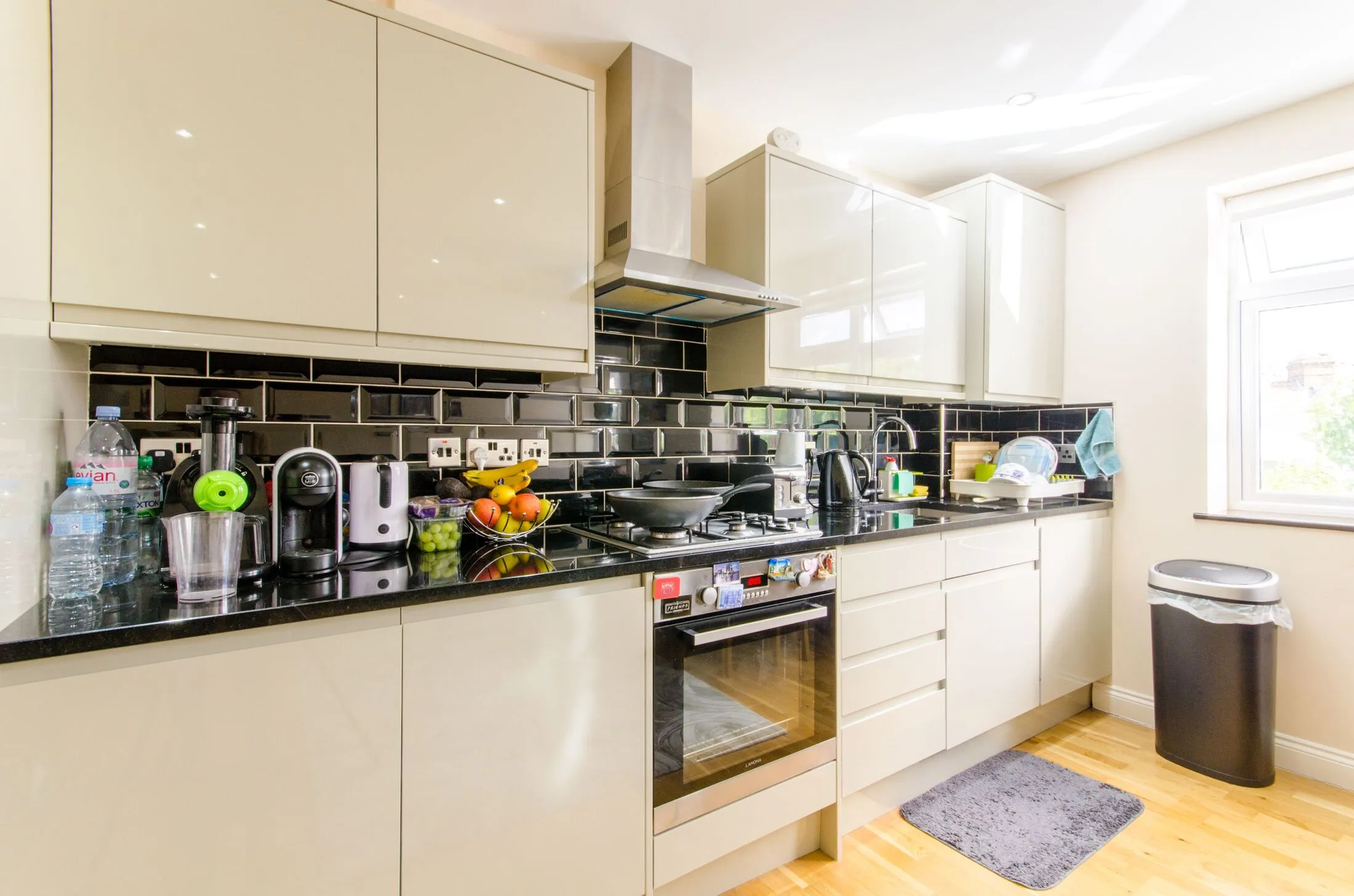 Flat Ivy Road in Greater London