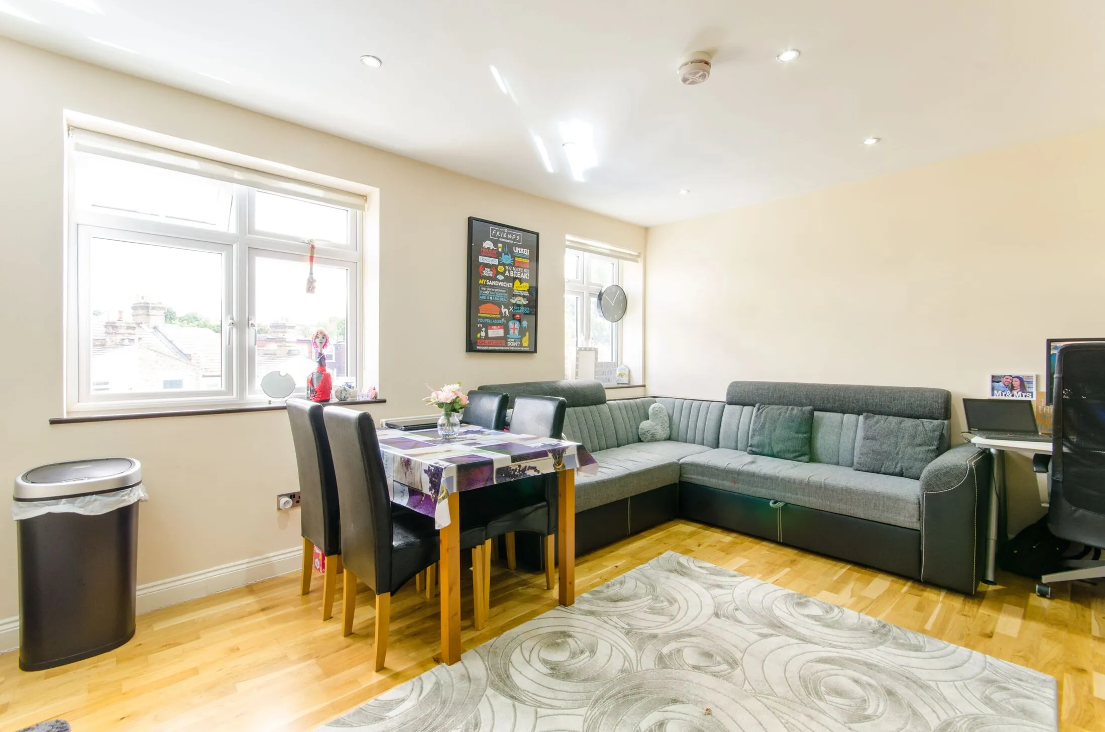 Flat Ivy Road in Greater London