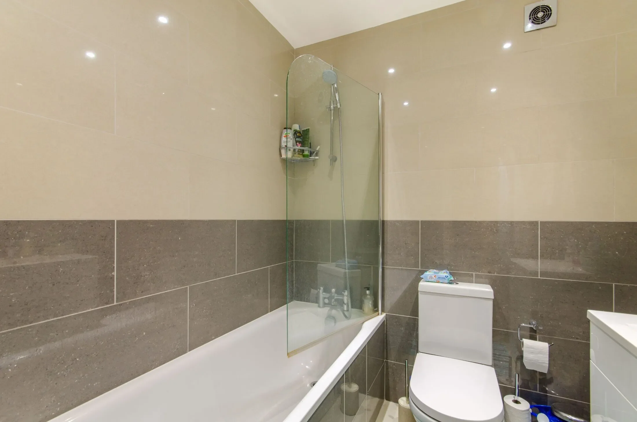 Flat Ivy Road in Greater London