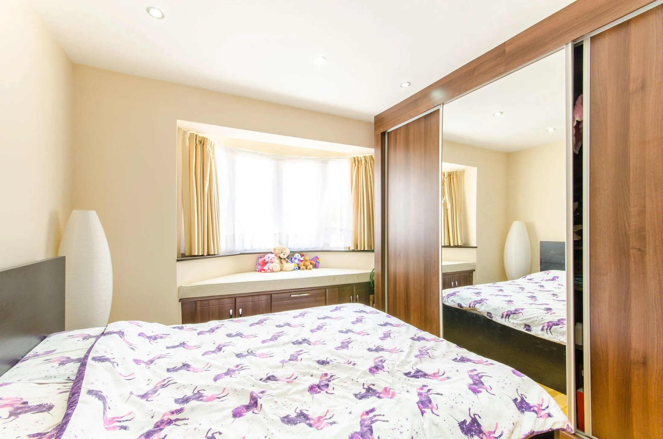 Flat Ivy Road in Greater London