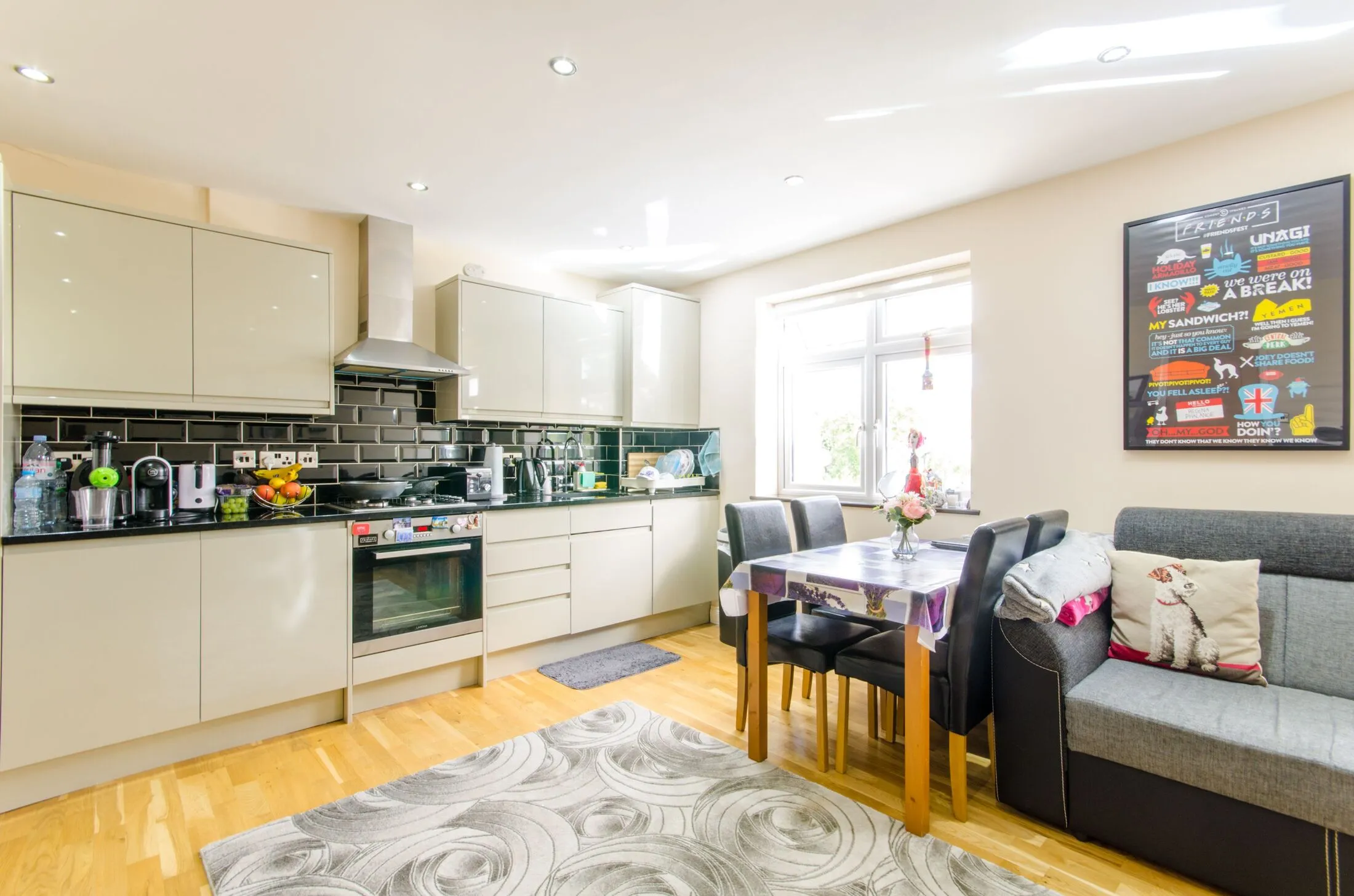 Flat Ivy Road in Greater London