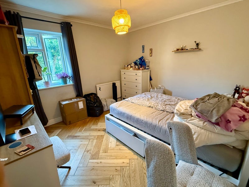 Room Westfield Road in Greater London