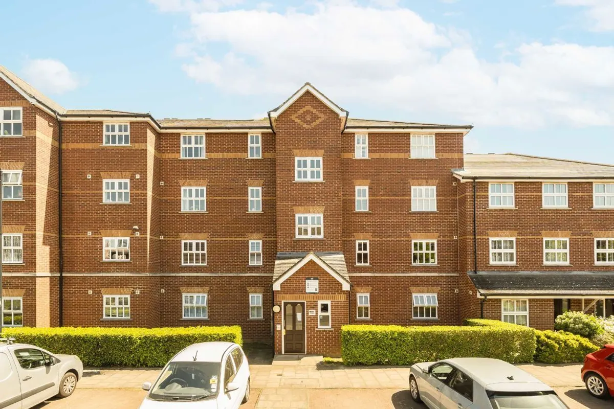 Flat Massingberd Way in Greater London