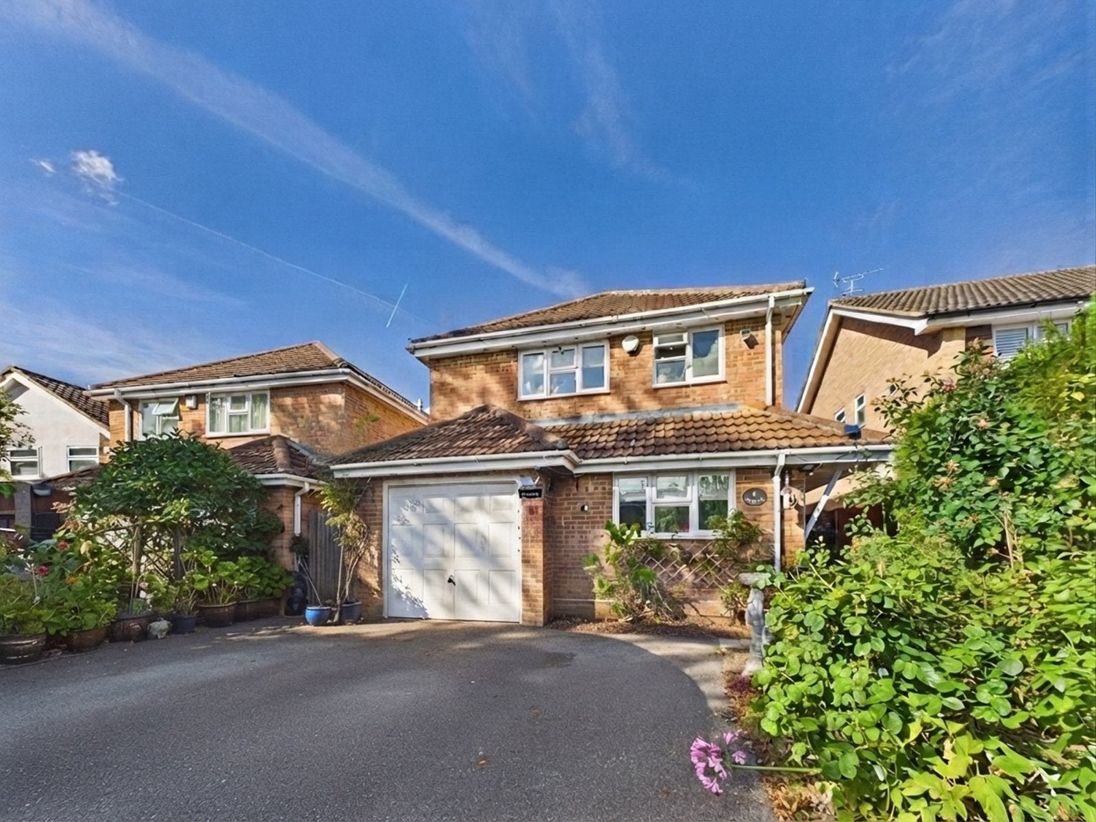 House Westwood Avenue in Borough of Runnymede