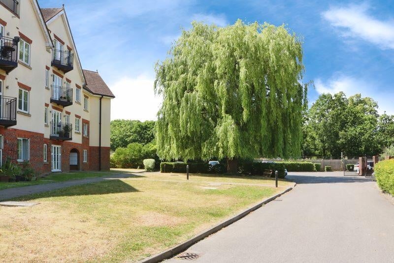 Flat Datchet Road in Slough