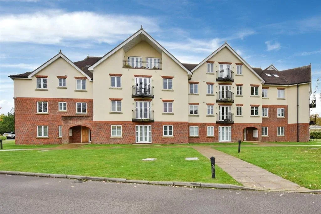 Flat Datchet Road in Slough