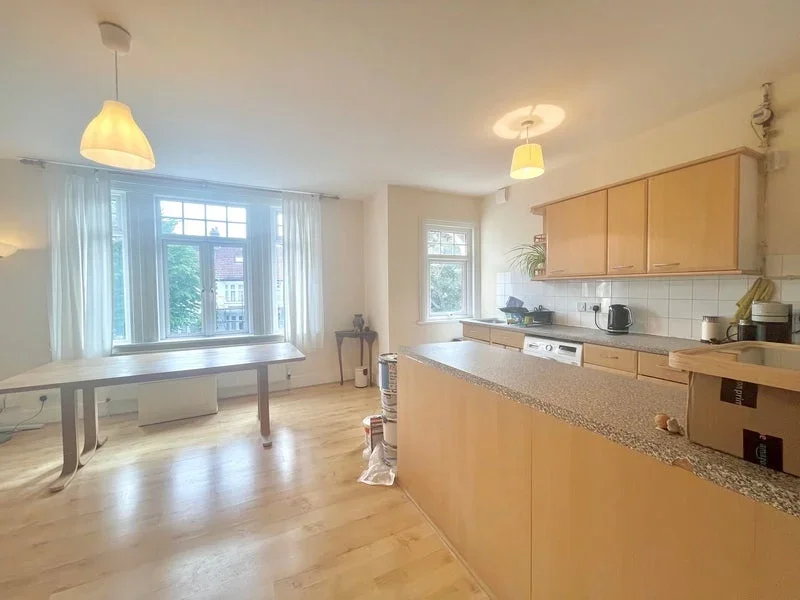 Flat Queen Anne Avenue in Greater London