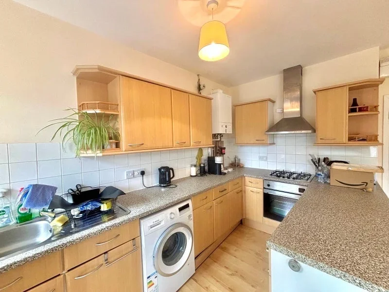 Flat Queen Anne Avenue in Greater London