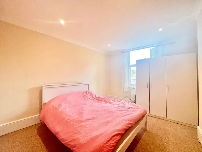 Flat Queen Anne Avenue in Greater London