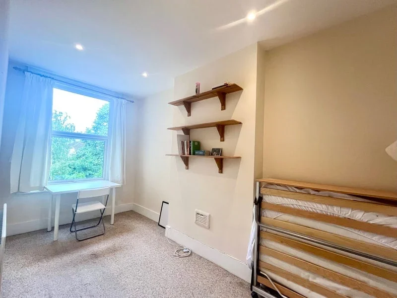 Flat Queen Anne Avenue in Greater London