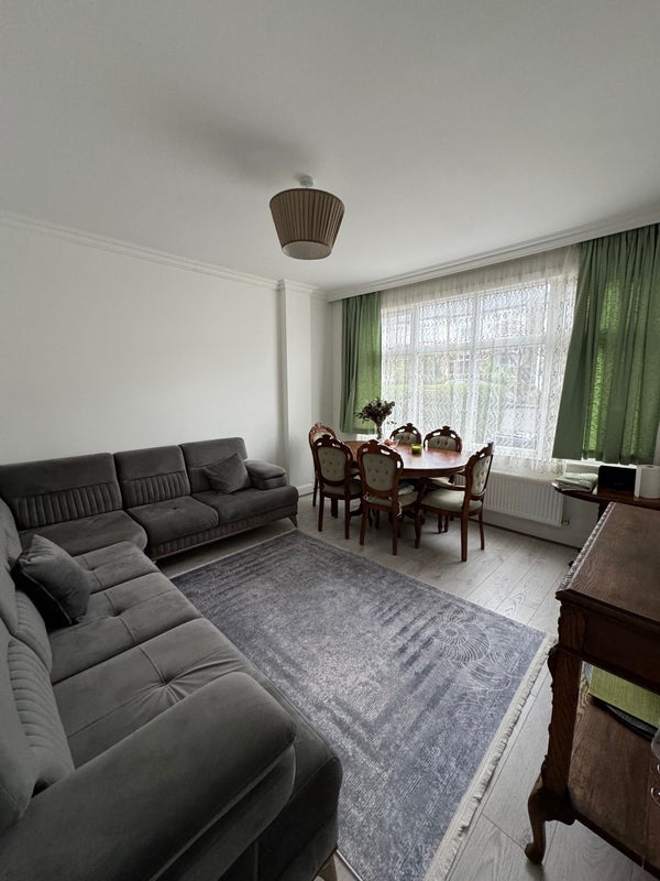 Room Evesham Road in Greater London