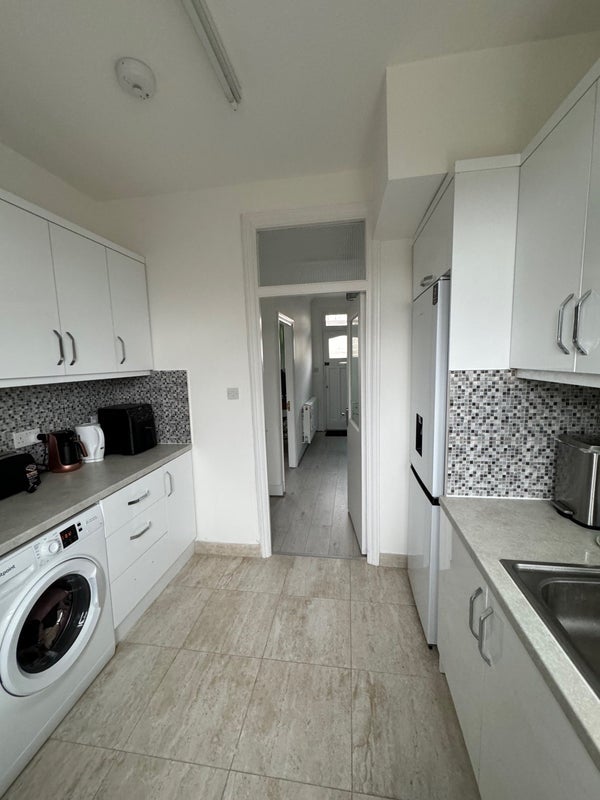 Room Evesham Road in Greater London