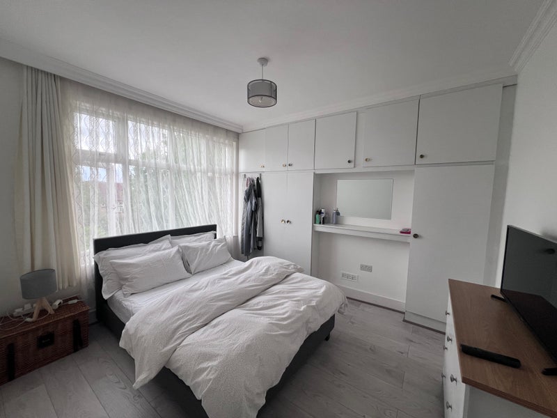 Room Evesham Road in Greater London