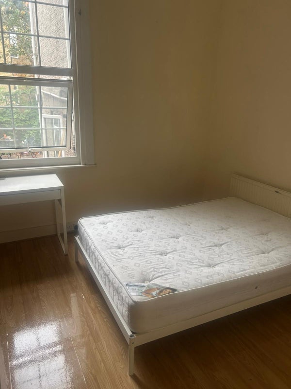 Room Pellerin Road in Greater London