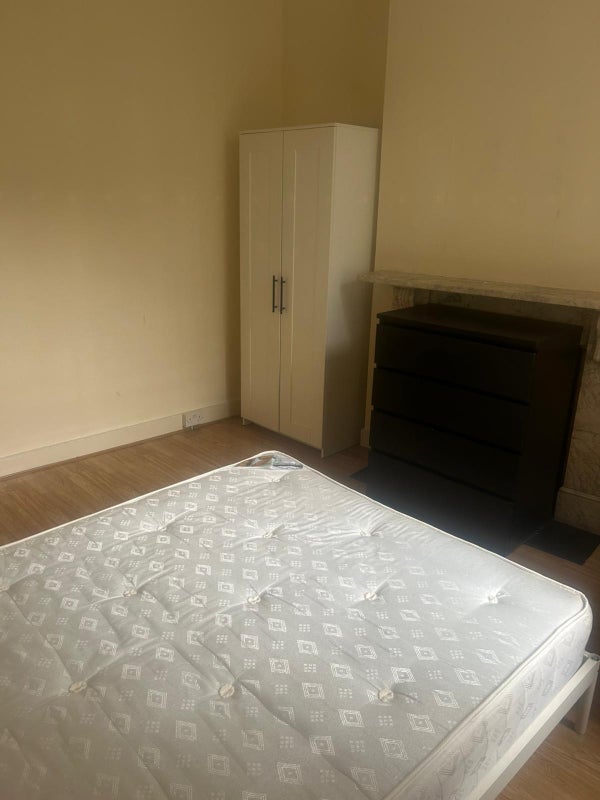 Room Pellerin Road in Greater London