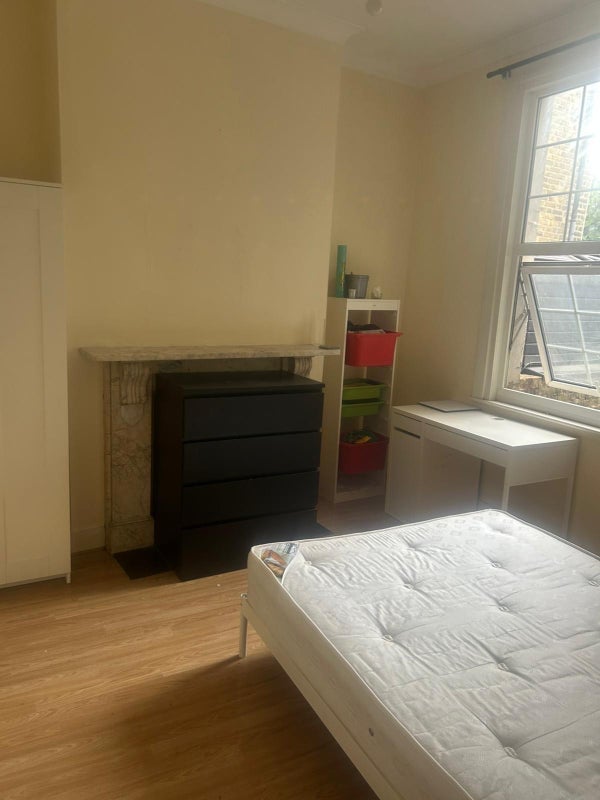 Room Pellerin Road in Greater London
