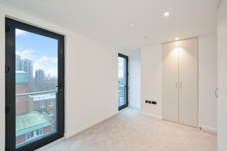 Flat Dock Street in Greater London