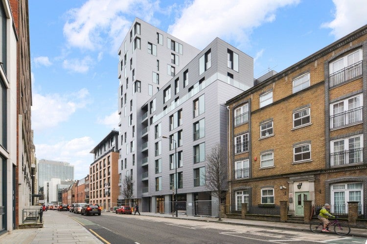 Flat Dock Street in Greater London