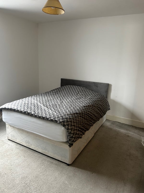 Room Mead Road in Greater London