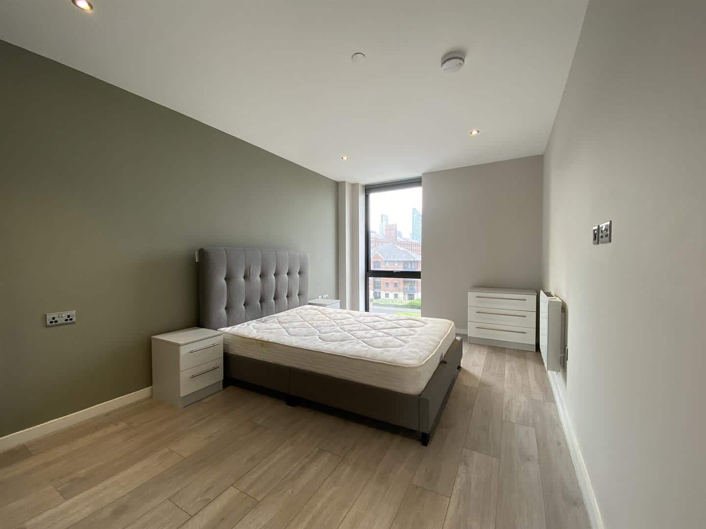 Flat Jesse Hartley Way in Liverpool