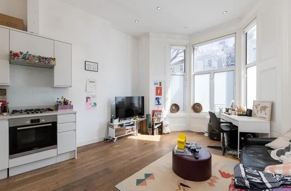 Flat Dewhurst Road in Greater London