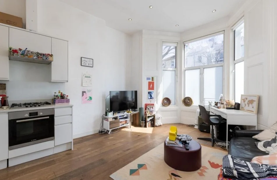 Flat Dewhurst Road in Greater London