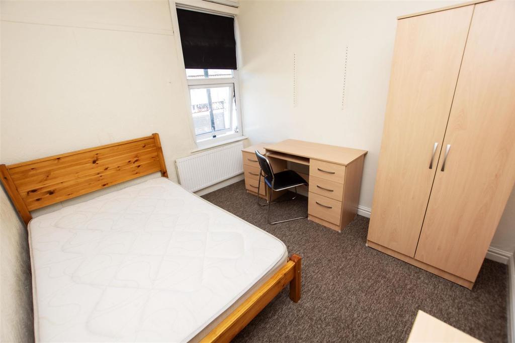 Flat Raddlebarn Road in Birmingham