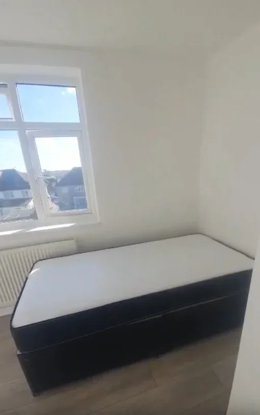 Room Selwyn Road in Greater London