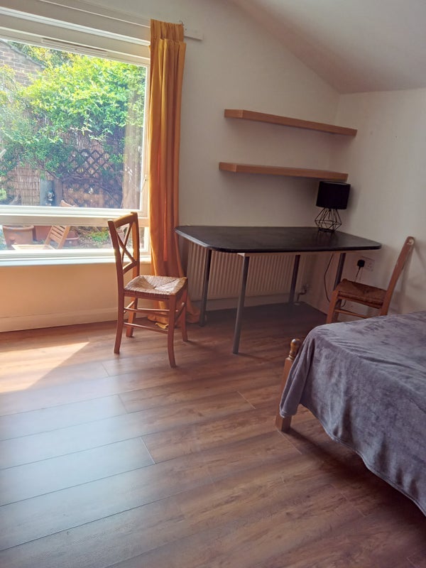 Room Stoneleigh Place in Greater London