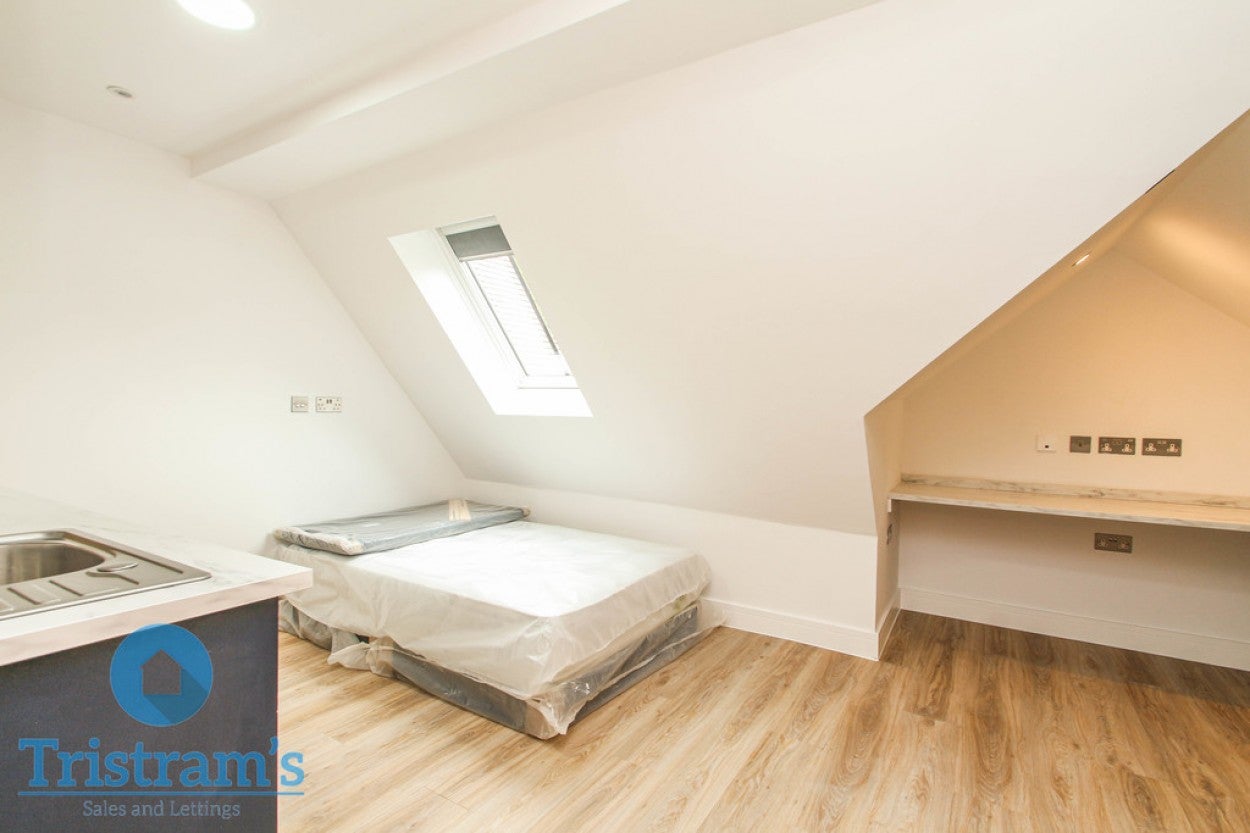 Room Johnson Road in Nottingham