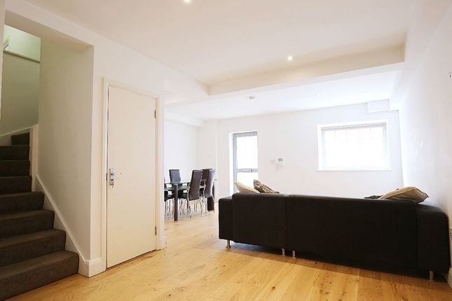 Flat Holloway Road in Greater London