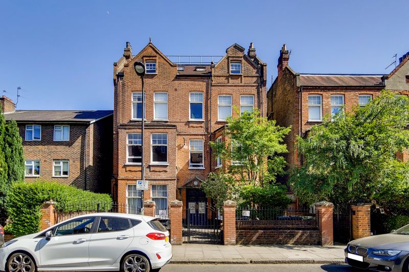 Flat Greencroft Gardens in Greater London