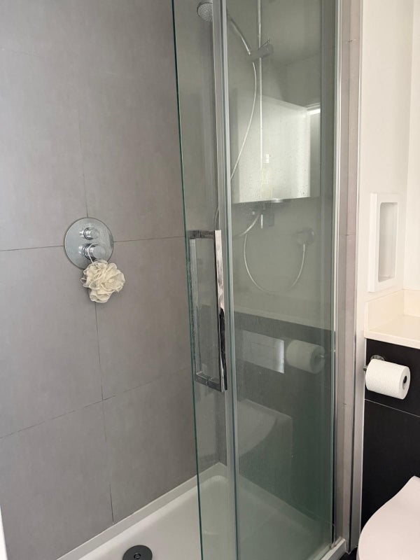Room Ash Avenue in Greater London