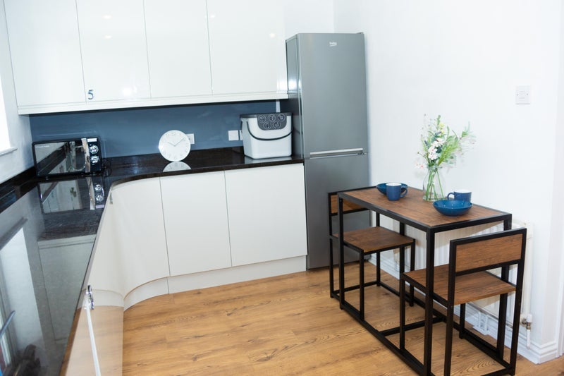 Room Russell Way in Crawley