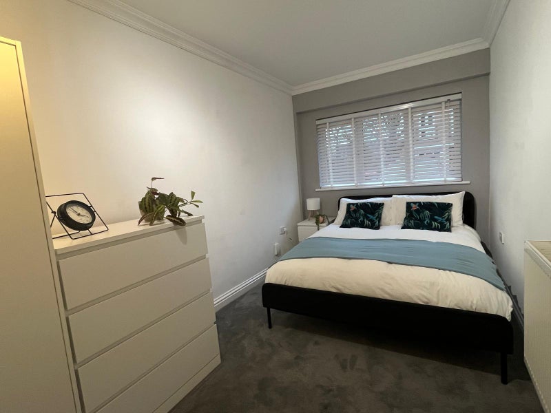 Room Russell Way in Crawley